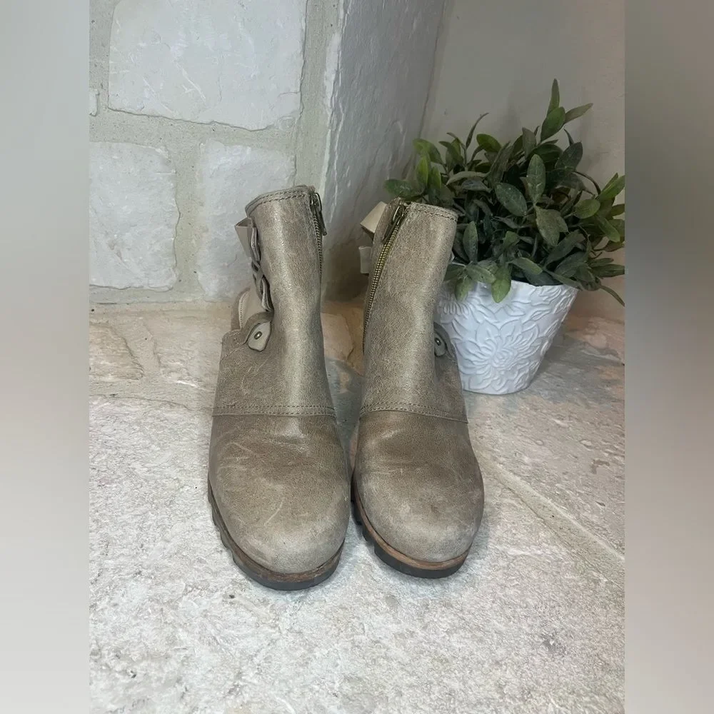Sorel Addington booties in Sahara sz 8